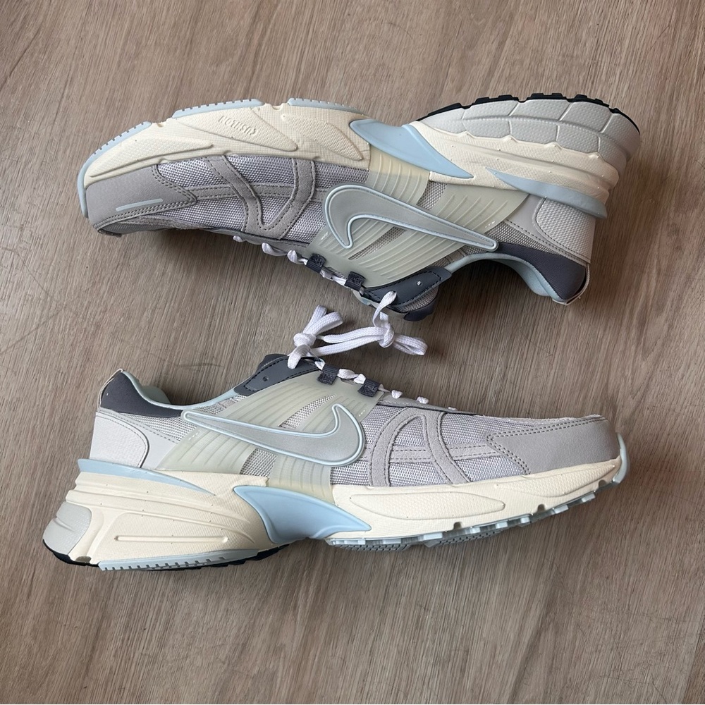 Nike Wmns V2K Run ‘Light Bone Iron Ore’ FZ3596-072 Size 16.5- New